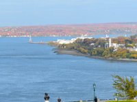 179  L'Île d'Orléans toute parée de rouge, étincèle au loin.