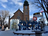 18  Le Caranaval de Québec revêt cette année un visage particulier en cette période de pandémie. Pas de parade, de course de canot de glace ni de château de Bonhomme, mais des tours de glace et un grand nombre de sculptures sur glace et sur neige dans de nombreux quartiers, comme celles de l'Avenue Cartier et de Grande-Allée vues précédemment. Nous avons donc fait de belles balades dans les quartiers de Québec (Saint-Sauveur, Saint-Roch, Vieux-Québec, St-Jean-Baptiste, Montcalm) pour découvrir ses magnifiques sculptures ! Premier arrêt de ces "Détours inattendus" dans le quartier de Saint-Sauveur, devant l'Eglise Sainte-Angèle de St-Malo.