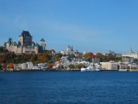 185  Vue sur l'extrémité du Cap Diamant depuis le traversier de Lévis avec de gauche à droite, le Château Frontenac, l'Edifice Price, l'ancien bureau de Poste, le clocher de la Cathédrale Notre-Dame et le Séminaire de Québec. Au bord du Fleuve St-Laurent, le quartier du Petit-Champlain.