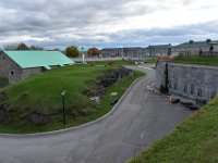 196  La Citadelle a été érigée entre 1820 et 1850 sur le Cap Diamant, au point le plus haut de la ville, en prévision de futures attaques américaines suite à la victoire britannique de 1812. Elle n'a finalement jamais servi durant une bataille. A gauche, la chapelle, à côté la Croix de Vimy, en mémoire de la victoire des alliés canadiens en France en 1917, et au fond les bâtiments où logent les soldats du Royal 22ème Régiment.