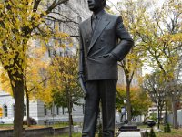 204  L'une des figures qui ornent les jardins du Parlement de Québec, Adélard Godbout, Premier Ministre du Québec qui a notamment donné le droit de vote aux femmes en 1940.