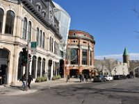 206  Début Novembre à Québec, l'hiver tarde à s'installer et le ciel nous offre du beau bleu éclatant. De quoi profiter de belles promenades. Ici, Place d'Youville, devant le Capitole et le nouveu Diamant.