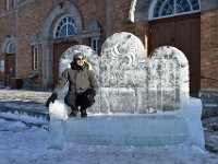 23  Plusieurs bancs de glace aux effigies des sponsors du Carnaval sont répartis sur chaque site.
