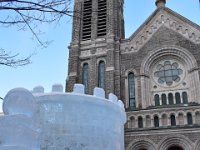 26  L'implantation des tours de glace éphémères devant les églises millénaires forme un beau contraste.