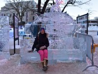 29  Ensuite, passage au site de la Place d'Youville ! Un banc à l'effigie du cochon de la Banque Scotia :)