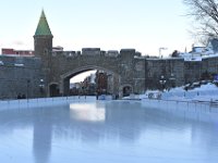 32  La patinoire de la Place d'Youville, devant la Porte St-Jean (cf. onglet "Ski de fond et patin à glace" pour la pratique !)