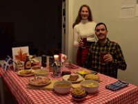 48  Fin mars, ambiance Cabane à sucre à la maison, avec la livraison d'une boîte de l'Érablière du Cap (St-Nicolas, Rive Sud) via l'opération "Ma cabane à la maison". Malgré le passage en zone orange de la région et la réouverture des restaurants, les érablières n'ont majoritairement pas jugé rentable d'ouvrir leurs portes cette année et s'invitent chez nous. Soupe aux pois, fèves au lard, oreilles de criss, jambon effiloché, saucisses à l'érable, tourte à la viande, tarte à l'érable, crêpes, etc. Tous les classiques. Le tout arrosé de bières à l'érable, de sirop & d'un petit whisky à l'érable pour la digestion, sous les notes de chansons québécoises traditionnelles bien sûr :) De quoi bien se sucrer le bec et vivre le temps des sucres au sortir de l'hiver !!