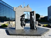 59  Le Monument Alphonse-et-Dorimène-Desjardins "A l'aube du siècle" devant le Centre des Congrès, Bld René Lévesque.