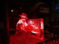 6  Promenade nocturne dans les rues du quartier, avec de supberbes sculptures de glace illuminées devant les restaurants :) ! Ici, sur Grande Allée.