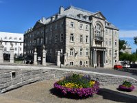 69  Le bâtiment de l'archevêché de Québec, en haut de la Côte de la Montagne.