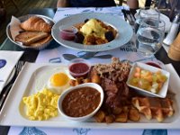 71  Brunch au Café du Monde, bistro d'inspiration parisienne, sur les quais du Vieux-Port : assiette traditionnelle (fèves au lard, oeufs, saucisse, viande effilochée de porc, creton, bacon, gaufre à l'érable) et cocotte de boudin noir et oeuf poché :)