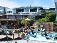 72  Vue sur le Café du Monde depuis les quais, en premier plan le bar Cour Arrière et son parc aquatique.