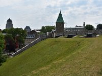 86  Vue sur la Porte St-Jean, l'Edifice Price et le Château Frontenac en arrière-plan depuis les remparts derrière le Parc de l'Artillerie.