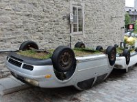 91  L'une des oeuvres des "Passages insolites" qui chaque année apportent un grain de folie dans les rues de la Basse-Ville du Vieux-Québec. "Les voitures pelouse" sont une critique du consumérisme qui renvoie à l'obsolescence de la voiture et à l'urgence de reverdir les villes.