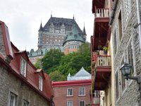 92  La rue du Cul-de-Sac, dans le quartier du Petit-Champlain, avec vue sur le Château Frontenac. L'une des vues de carte postale du Vieux-Québec !