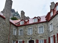97  Réplique d'une maison longue huronne-wendat (comme on peut en voir grandeur nature au village huron-wendat de Wendake) devant la Maison historique Chevalier.