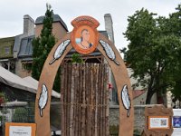 98  En 1536, Jacques Cartier captura Donnacona pour manoeuvrer et mettre un autre chef qui lui plaisait plus à sa place à la tête des Stadaconiens. Cela déséquilibra l'équilibre politique et social instauré par les Mères de clans (qui choisissaient les chefs) et brisa les liens de confiance entre colons et autochtones. Ainsi, le grand chef fut ramené en France et ne reviendra jamais au Québec.