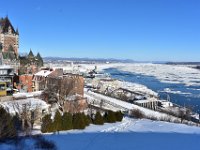 1  L'année 2022 commence sur les chapeaux de roue à Québec avec un mois de janvier exceptionnellement froid, voyant s'enchaîner sans discontinuer les journées à -20°C/-30°C et les tempêtes de neige ! Ainsi, le St-Laurent est déjà bien englacé en cette belle journée du 15 Janvier. Nous saisissons l'instant depuis la Terrasse Pierre-Dugua-de-Mons, par un piquant -28°C ressenti -33°C.