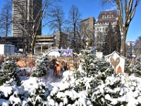 10  Du 4 au 13 Février 2022, c'est le Carnaval de Québec qui prend possession du centre-ville, notamment de la Grande Allée avec le célèbre "Camp à Jos" où sont proposées de nombreuses activités pour rigoler, se réchauffer et "sortir son fou" en cette période de grand froid : "Plus fort que le frette !", telle est la devise du Carnaval.