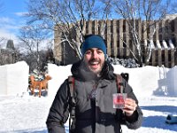 12  Après avoir bien carnavalé, arrêt incontournable au bar de glace trônant au centre de la place pour déguster au choix une Ponce (la boisson du Carnaval, à base de gin Ungava, de rhum des Chics-Chocs et de Sirop de Bonhomme), un café alcoolisé au whisky à l'érable ou au Coureur des bois, ou encore un Cosmo de Bonhomme dans son verre de glace pour les moins frileux (vodka, Sirop de Bonhomme) !