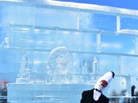 28  Olaf, le serviteur de Bonhomme, s'applique à tout faire briller dans le salon.