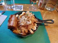 33  Ce début février marque aussi la "Poutine week", qui s'étend cette année sur 2 semaines du 1er au 14 février. Les restaurants rivalisent d'ingéniosité pour proposer des poutines originales à petits prix, on se régale ! Lancés dans un véritable marathon de la poutine avec pour objectif une poutine par jour, nous testons ici celle du mythique restaurant traditionnel La Bûche (rue St-Louis) au flanc de porc braisé à l'érable (la "PORCfaite"), un délice :)