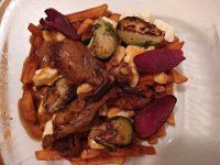 34  Succulente également, celle de Faite à l'os, spécialisé en viande fumée (Grande Allée), à la poitrine de canard fumée et pilons de canard confit ("La Duck Vador") :)