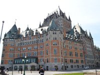 14  Construit en 1893, il porte le nom de Louis de Buade, comte de Frontenac et gouverneur de la Nouvelle-France. Le château Frontenac a toujours été un hôtel de luxe ; il compte 640 chambres et toutes les commodités (ateliers de couture, de menuiserie, d'électricité, ...).