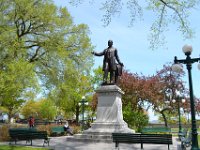 15  Sir George-Etienne Cartier, dans le Parc Montmorency, un homme politique qui joua un rôle de premier plan sur la scène politique québécoise et canadienne durant les années 1850-1870 (réforme des systèmes d'éducation et de justice). A ne pas confondre avec Jacques Cartier, le premier européen à avoir accosté au Canada (à Tadoussac, Québec) en 1535 !