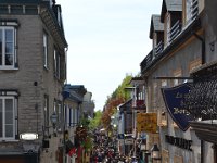 16  Après avoir emprunté l'escalier "Casse-Cou", nous prenons la rue du Petit-Champlain, dite la plus ancienne rue d'Amérique du Nord, très touristique avec ses restaurants et ses boutiques. Elle permet de rejoindre le pied de la Vieille villle. La rue porte le nom de Samuel de Champlain, navigateur, le père de la ville de Québec, en 1608.