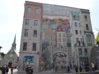 17  La Fresque des Québécois, à l'angle des rues Notre-Dame et de la Montagne, représente tous les personnages emblématiques du Québec : Jacques Cartier (fenêtre en haut à gauche), Samuel de Champlain (au centre), Frontenac (fenêtre en-dessous de Cartier), Jean Talon (à côté), Félix Leclerc (chanteur, à droite), ... :)