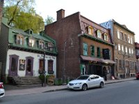 2  Dans la rue St-Jean, quartier St-Jean-Baptiste.