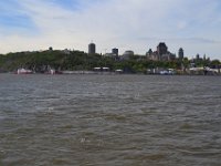 30  Vue sur la citadelle et le château Frontenac, depuis l'autre rive du Saint-Laurent. Le Fleuve St-Laurent est large d'environ 1km à ce niveau et est aussi très profond du fait du rétrécissement de son cours au niveau de Québec. Cela  permet aux gros bateaux de croisière transocéaniques d'accoster directement en Basse-Ville.
