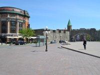 9  Sur la place d'Youville, devant la porte Saint-Jean, qui marque l'entrée dans le Vieux-Québec. Le beau bâtiment à gauche est le Capitole de Québec, un théâtre et salle de spectacle.