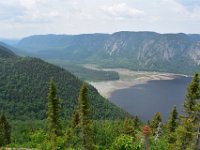 2  Depuis le Point de vue du Géant, vue sur la Baie-Eternité à marée basse. En face se trouve le Centre d'accueil et de découverte, ainsi que la via ferrata avec la passerelle dans la "faille" entre deux montagnes !