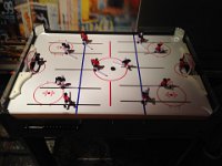 15  La version québécoise du baby-foot : le baby-hockey :)