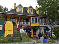 21  La boulangerie de Tadoussac, parmi les belles maisons en bois colorées du village. [25 Juillet 2021]