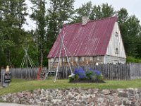 24  Visite du Poste de traite de fourrures Chauvin, construit en 1600, est le premier bâtiment de la Nouvelle-France ! C'est Jacques Cartier qui fut le premier européen à arriver à Tadoussac en 1535, puis en 1603 Samuel de Champlain scella une alliance entre Français et peuples autochtones (les Innus, appelés à l'époque les Montagnais) pour le commerce et le futur établissement d'une colonie française à Québec en 1608. [25 Juillet 2021]