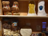 12  Chaussures, mitaines et sacs en peau et en fourrure, avec décorations de perles. Un art artisanal unique.