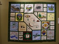 21  Une autre exposition concerne la construction de la Alaska Highway. Voici une tapisserie-canevas de 1992 créée par les artistes des communautés autochtones le long de la route pour commémorer le 50ème anniversaire de la route. Chaque bloc montre un lieu, une scène, etc., en lien avec la route.