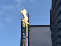 22  L'enseigne de l'hôtel "Whitehorse Inn", qui fut fondé en 1927 sur Main Street et qui avait la réputation d'être l'hôtel le plus moderne du Nord (le seul avec l'eau froide et chaude courantes !). Elle a été une référence et le point de rassemblement social de la ville, notamment pendant la Seconde Guerre Mondiale, jusqu'à sa démolition en 1979.