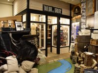 25  Le musée propose des reconstitutions de lieux emblématiques de l'époque de la ruée vers l'or : magasin général, saloon, etc. Ici, le magasin général Taylor & Drury. Ces deux messieurs sont considérés comme les deux marchands pionniers du commerce au Yukon avec pas moins de 19 magasins de type "general store" et postes de traite à travers le Yukon. Les négociants de la Hudson Bay Company (HBC) ont été les premiers européens à arriver au Yukon avec Robert Campbell en 1839.