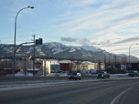 33  L'entrée de Whitehorse. Au fond à droite, Grey Mountain du haut de laquelle on a une vue sur la ville (accessible en été).