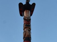 5  En effet, les Premières Nations n'étaient pas libres de suivre leur culture traditionnelle et les enfants étaient séparés de leur famille et envoyés dans des écoles appelées "Residential school". Les copeaux de bois issus de la sculpture ont été incinérés et scellés dans le totem pour symboliser le retour des enfants des "Residential school" à leurs mères. On y retrouve les symboles du corbeau et du loup qui sont les figures des principaux clans.
