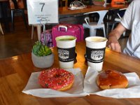 2  Dégustation d'un délicieux cappucino lavande-vanille, d'un thé matcha et de donuts maison :)