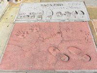 20  C'est un maçon français qui est à l'origine de cette idée. Sid Grauman lui demanda pourquoi il posait l'empreinte de sa main dans le ciment, celui-ci lui répondit qu'il était important de laisser une marque pour la postérité à l'image des bâtisseurs des cathédrales. L'idée était née !
