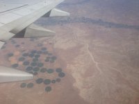 2  Nous décollons pour Los Angeles après avoir passé la douane américaine à Toronto. L'ESTA nous permet de rester en visite sur le sol américain (pendant trois mois), de quoi profiter de cette escale pour découvrir la ville ! En survolant les USA, nous sommes ébahis par les paysages. Ici, les cercles irrigués d'agriculture tranchent avec l'étendue désertique.