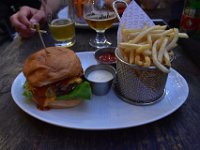 32  Au resto de burgers gourmets Umami  (le plat national !), avec terrasse en cour intérieure. Le tout arrosé d'une bière mexicaine Corona :) Nous avons été très agréablement surpris par la nourriture, loin des clichés (les californiens adoptent de plus en plus un mode d'alimentation sain et respectueux de l'environnement).