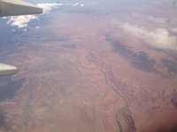 4  Nous arrivons dans l'Ouest américain et survolons de magnifiques canyons.