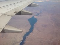 6  Contraste entre l'eau et le désert. L'eau est une denrée rare en Californie, il ne pleut pratiquement plus jamais depuis 2010 ..! Des règles ont été mises en place (interdiction du lavage de voiture, réduction des surfaces de pelouse, etc.). Le problème est que les riches ne jouent pas le jeu et 50% de la consommation d'eau des particuliers provient de l'arrosage des pelouses privatives.